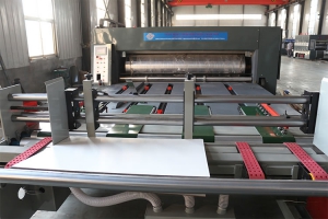 Impresora con alimentador de láminas accionado por cadena-cinta